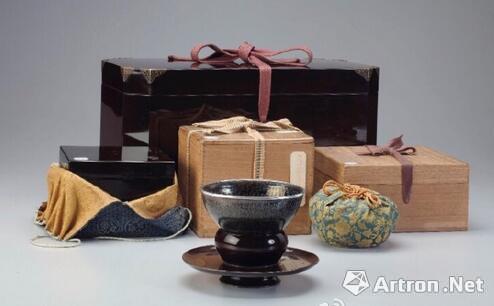 茶托(前方为天价的南宋“油滴天目”茶盏)