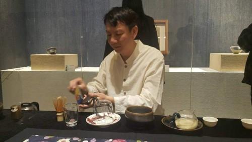 ▲著名茶道老师张良守制作宋代点茶