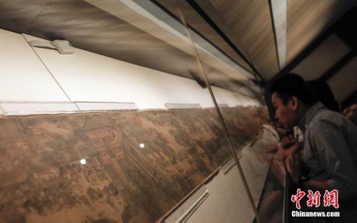 资料图:2015年,北宋张择端《清明上河图》全卷铺开陈列展出。正是这次展览引发了“故宫跑”。中新社发 张浩 摄