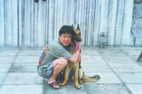 1995年,周春芽与其爱犬“黑根”