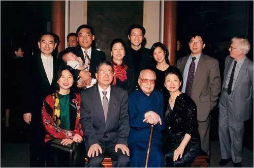 (王己千及其家族成员,前排右二为其儿子王守昆,右四为女儿王娴歌)