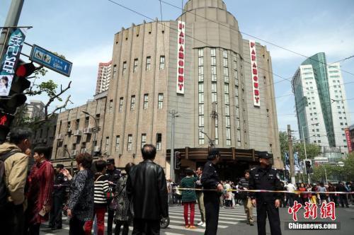 资料图:今年4月,上海百乐门对外限时免费参观,此举引来众多民众排队争睹“远东第一乐府”的风采。 中新社记者 汤彦俊 摄