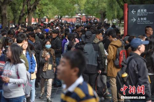 资料图:2015年,《清明上河图》展览的最后一天,观众需排至少13个小时长队。记者看到,几乎一进午门就是队尾,离武英殿展厅还有“九拐十八弯”。图片来源:CFP视觉中国