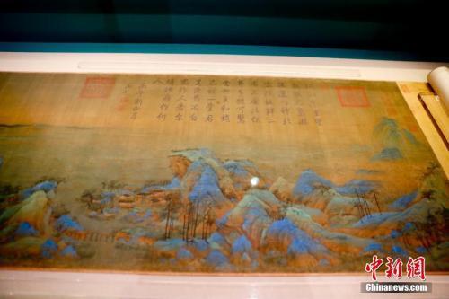 资料图:正在布展中的《千里江山图》。中新社记者 杜洋 摄