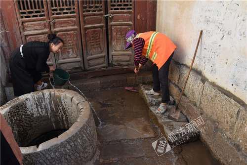 政府工作人员对文物环境进行清理整治(建水县文体广局供图)