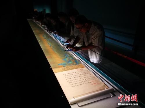 参观者欣赏《千里江山图》。该画作展出期间,“冲刺”看名画的“故宫跑”,再次成为热词。中新社记者 杨可佳 摄