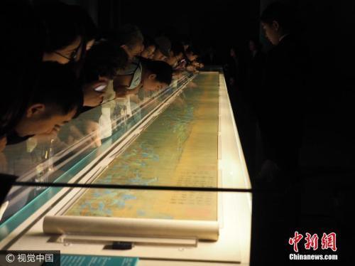 今年9月,900岁高龄《千里江山图》在北京故宫全卷展出,引来观者排队看画。图片来源:视觉中国