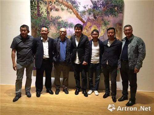 2015年澳门艺术博物馆“始终是开始”展览现场,周春芽和朋友们合影