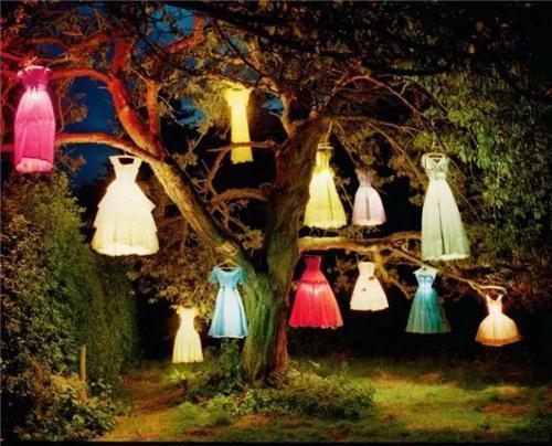 2004年意大利版《Vogue》杂志中蒂姆。沃克尔( Tim Walker)的作品《衣灯树》