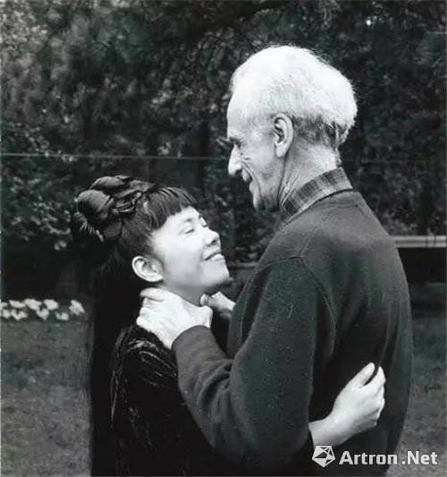 笑着的怪婆婆在爱人怀中其实很美