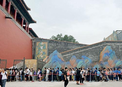2017年,《千里江山图》在故宫展出,吸引了大量参观者。