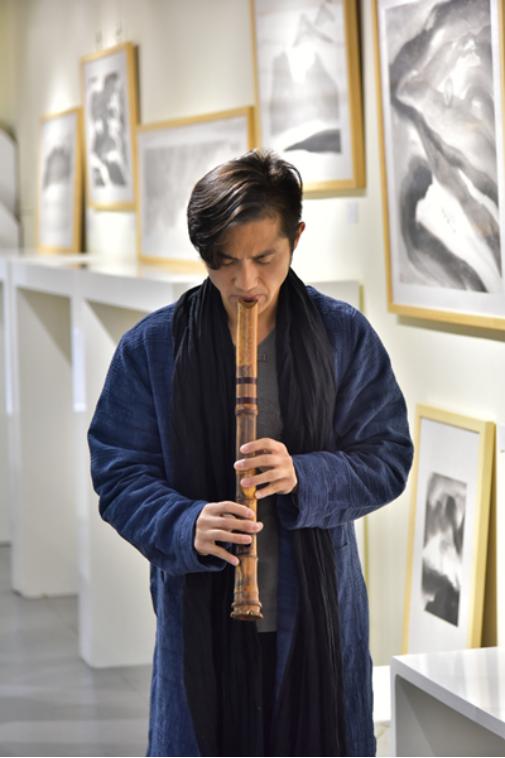 陶笛演奏家吴题先生在画展现场演奏祝贺