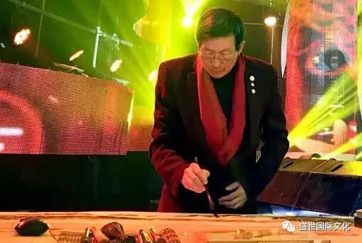 黄建南现场创作作品《童年的家》。
