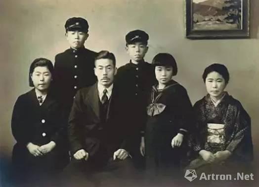 幼年时的草间弥生(前排右二)家庭合照