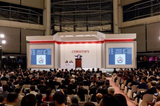 明嘉靖五彩鱼藻纹盖罐以213,850,000港元成交
