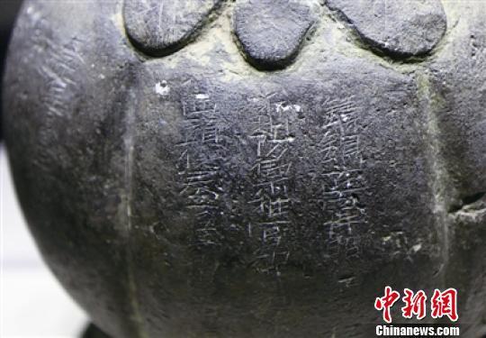 据铭文所载,这枚铜权重“壹佰斤”,实测则重125 张啸龙 摄