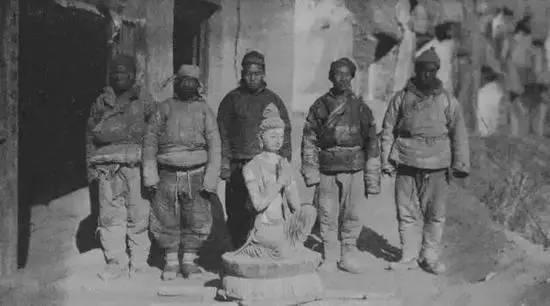 1924年1月,华尔纳雇佣当地的农民从敦煌石窟内凿下的佛像