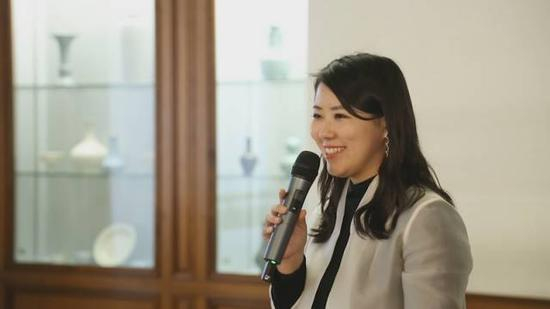 ▲ 凤凰卫视领客文化战略副总裁刘凯乔主持”思想无界:中瑞艺术沙龙”