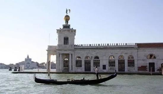 威尼斯海关大楼(Punta della Dogana)
