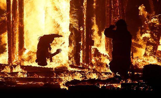 当地时间2017年9月2日,美国内华达州黑石城,当地举办“火人节”(Burning Man),熊熊火焰照亮黑夜。