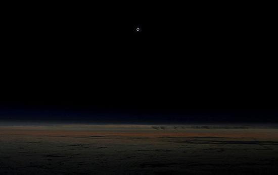 当地时间2017年8月21日,美国迪波贝,从阿拉斯加航空公司飞机上拍摄的日食现象。