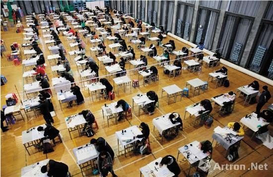中国美术学院本科招生书法与篆刻专业考试现场 本报记者 姚震 摄