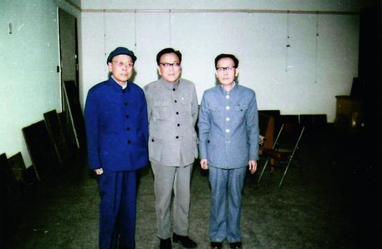 父亲二叔和三叔在归还美术品现场