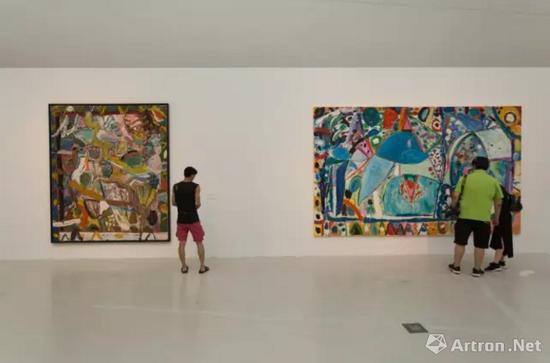 “航向边缘”吉莲•艾尔斯的抽象绘画展览现场