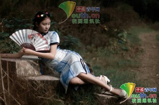 图为模特身穿程子川用床单改造的旗袍。湖南第一师范学院新媒体中心曹浩佳供图