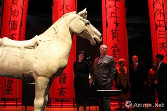 中国驻丹麦大使刘碧伟陪同丹麦女王玛格丽特二世和王夫参观展览;