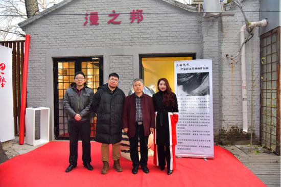 到场来宾在画展现场合影:(右起)中国书画院秘书长许可女士,中国书画院刘文珍老师,中国书画院张冰先生,中国书画院王春韬先生