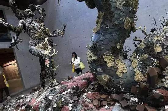 被打捞出水的雕塑呈现在威尼斯海关大楼展览现场