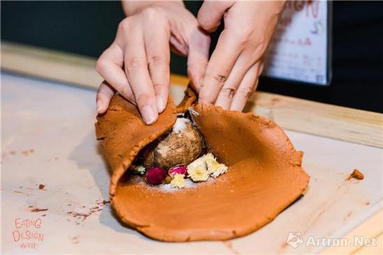 作品《炮根问底》