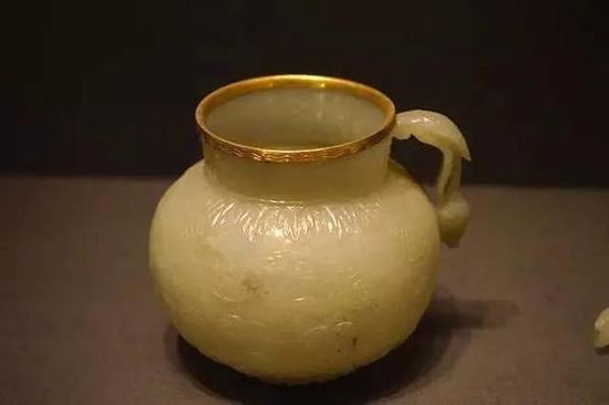 镶金边玉杯