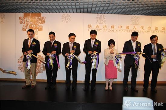 陕西省文物局副局长罗文利开幕为《错彩镂金:陕西珍藏中国古代金银器》展览剪彩,香港中文大学文物馆