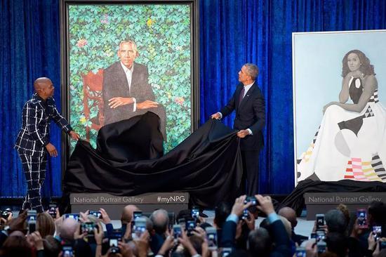 克辛代威利与奥巴马共同为其肖像画揭幕。图片:Saul Loeb/AFP/Getty Images