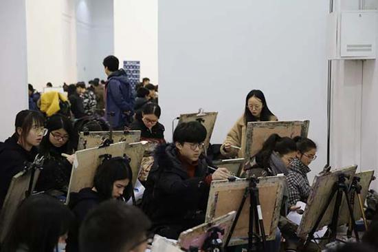 中国美术学院开考首日,考场内集中精神的考生们