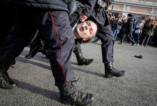 当地时间2017年3月26日,俄罗斯莫斯科,警方逮捕一名反对派支持者。