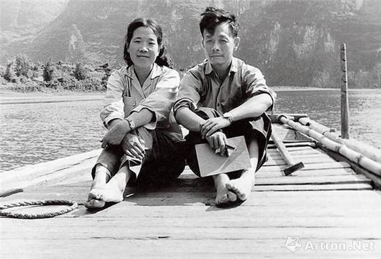 1963年,周令钊和夫人陈若菊在广西漓江船上