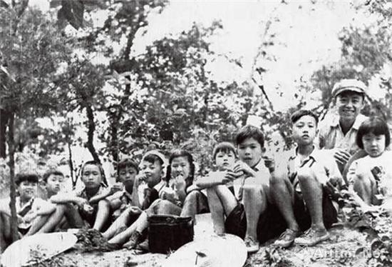 20世纪50年代,黄永玉带领大雅宝的孩子们外出郊游时留影(左起:李小可、董沙雷、彦冰、董沙贝、张郎郎、程芙山、袁骢、袁骥、李燕、黄永玉、李琳)