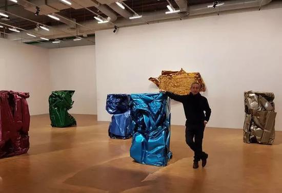 策展人伯纳德·布里斯特恩(Bernard Blistène)在蓬皮杜凯撒展场最后一个展厅,图片来源:瓦莱丽·杜蓬程(Valérie Duponchelle)