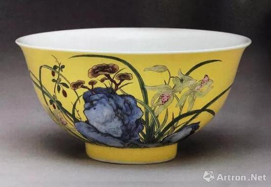 北京故宫藏清雍正淡黄地珐琅彩兰石纹碗,高5.2cm,口径10.3cm,足径4cm