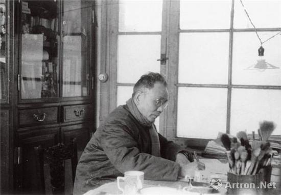 20世纪50年代,李可染在大雅宝居室内(照片由孙美兰提供)