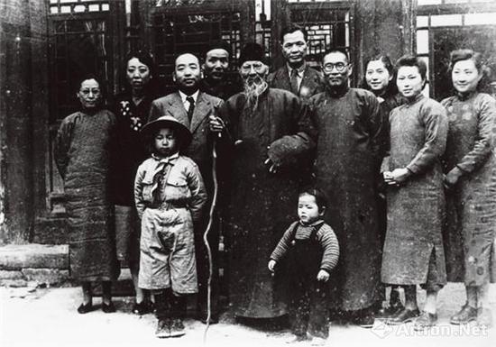 1948年,齐白石与李可染夫妇及友人合影(前排左一为白石老人幺子铁耕,左二为李小可)