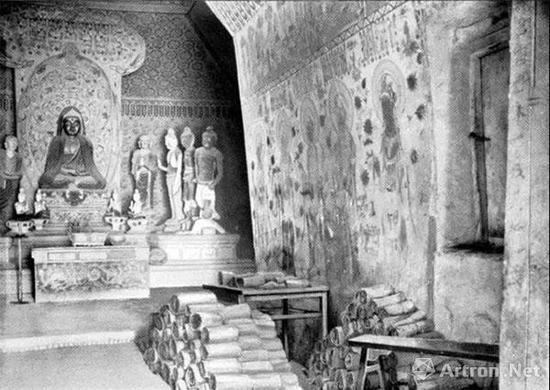 ▲ 敦煌藏经洞和摆在洞窟甬道上的经卷-斯坦因摄-1907年