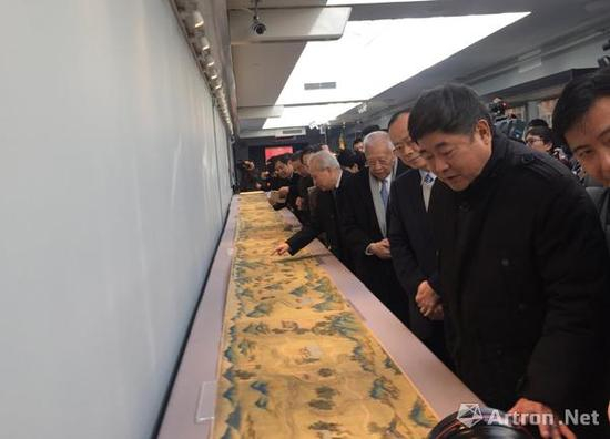 在故宫文物医院,故宫博物院院长单霁翔陪同董建华、王钦敏等领导观看《丝路山水地图》全卷