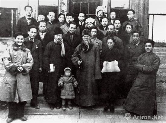 1946年,徐悲鸿与北平美术作家协会同仁合影,协会中大部分为国立北平艺专教师