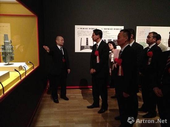 陕西省文物局副局长周魁英在“始皇和大兵马俑”展览现场,日本东京国立博物馆