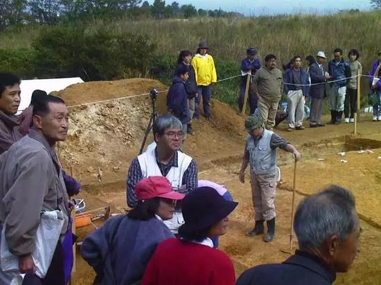 上高森发掘现场的藤村(戴眼镜者)