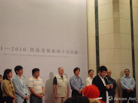 周春芽和嘉宾王镇华、张晓刚等在“1971-2010周春芽艺术四十年回顾”开幕式,这场周春芽迄今最大规模回顾展的策展人胡永芬和赞助方睿芙奥艺术集团、寒舍空间、北庄艺术公司均来自台湾
